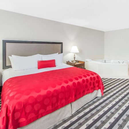 Ramada By Wyndham Springfield North Hotel Kültér fotó