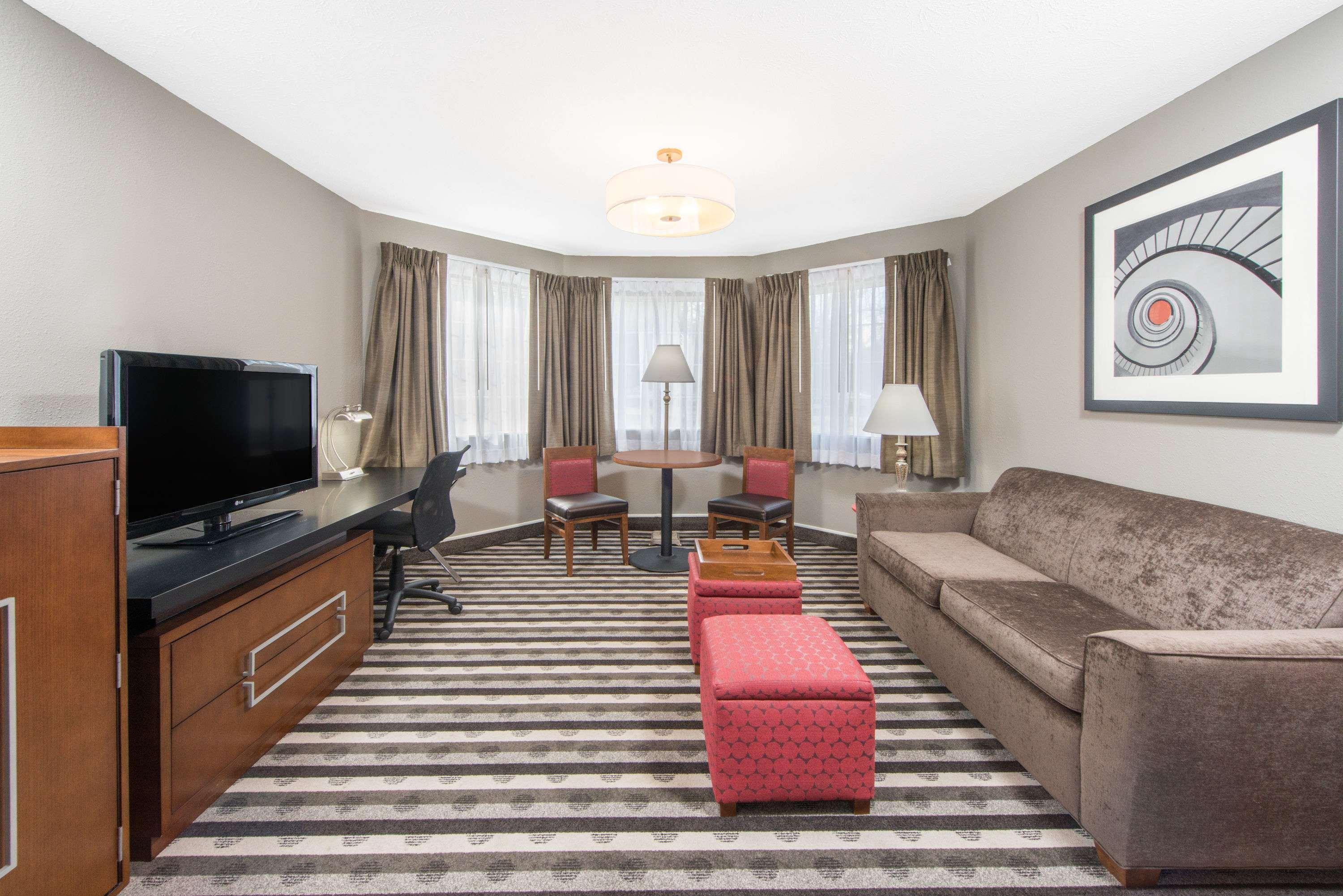 Ramada By Wyndham Springfield North Hotel Kültér fotó